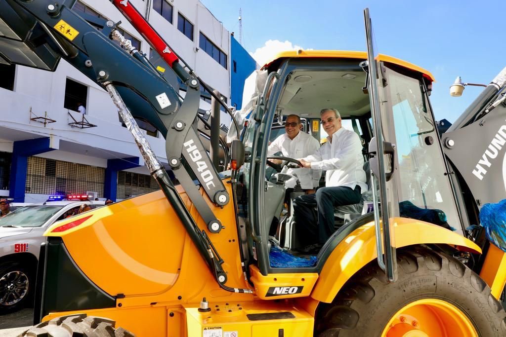 Abinader entrega mas de 160 vehiculos a Obras Publicas adquiridos con fondos del ahorro del peaje sombra