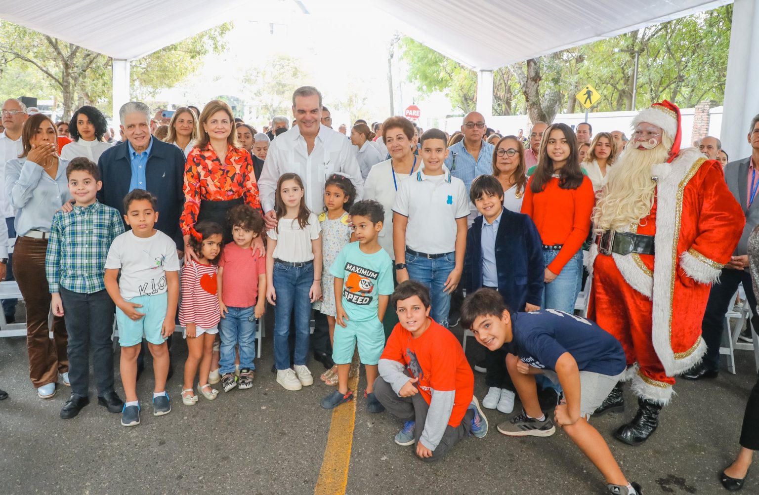 Abinader y Raquel Pena comparten con vecinos de la Casa Presidencial de Santiago