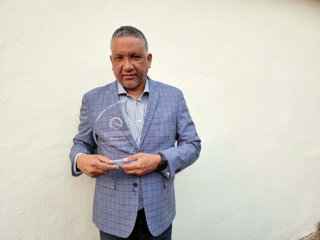 Bartolo Garcia director del digital muestra la estatuilla del reconocimiento