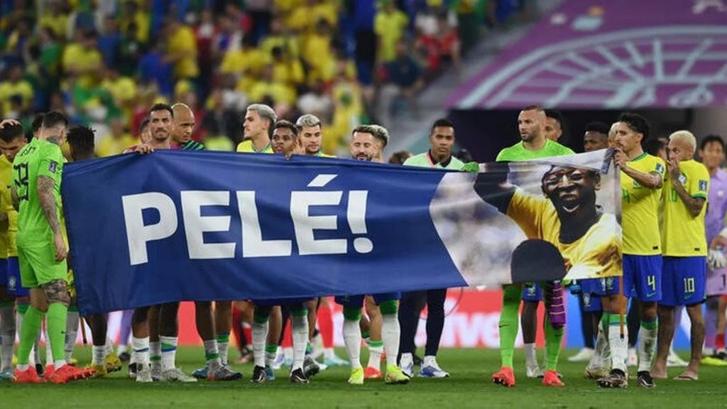 Brasil desplegando un cartel en apoyo a Pele durante el Mundial de Qatar