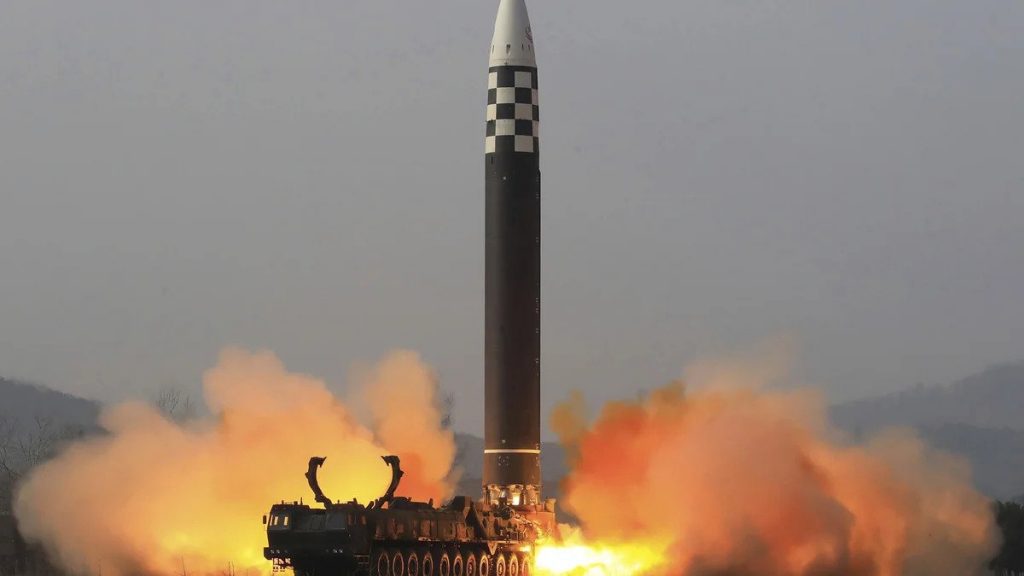 Corea del Norte dispara tres misiles balisticos hacia el mar del Japon