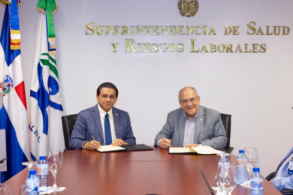 Daniel Rivera ministro de salud y Jesus Feris Iglesias superintendente de SISALRIL.