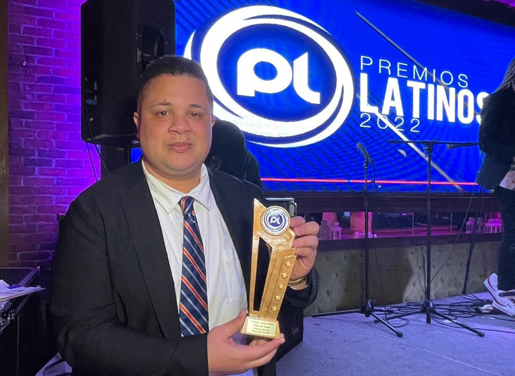 Eduardo Luna reconocido en Premios Latinos