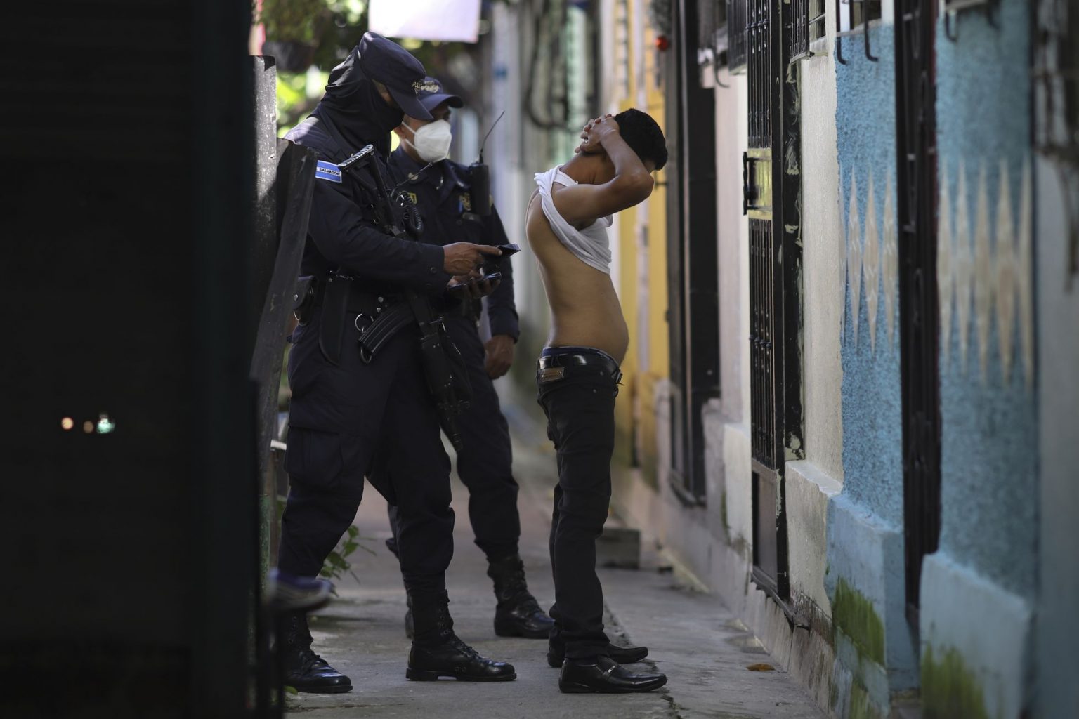 El Salvador pierde terreno bajo la embestida del presidente