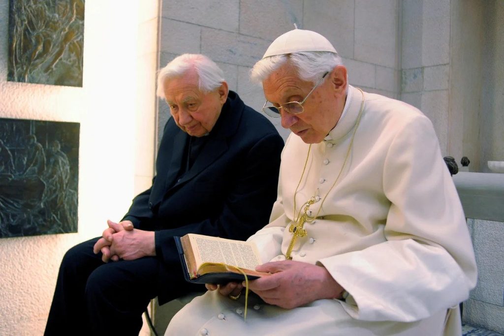 El papa Benedicto XVI jtunto a su hermano tambien sacerdote Georg Ratzinger