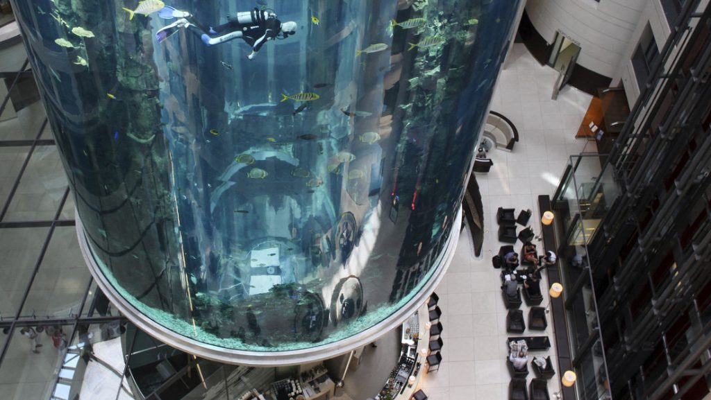 Explota un colosal acuario cilindrico con 1.500 peces exoticos dentro