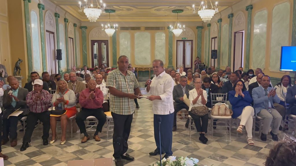 Gobierno inicia entrega de 50 mil bonos navidenos a juntas de vecinos de todo el pais