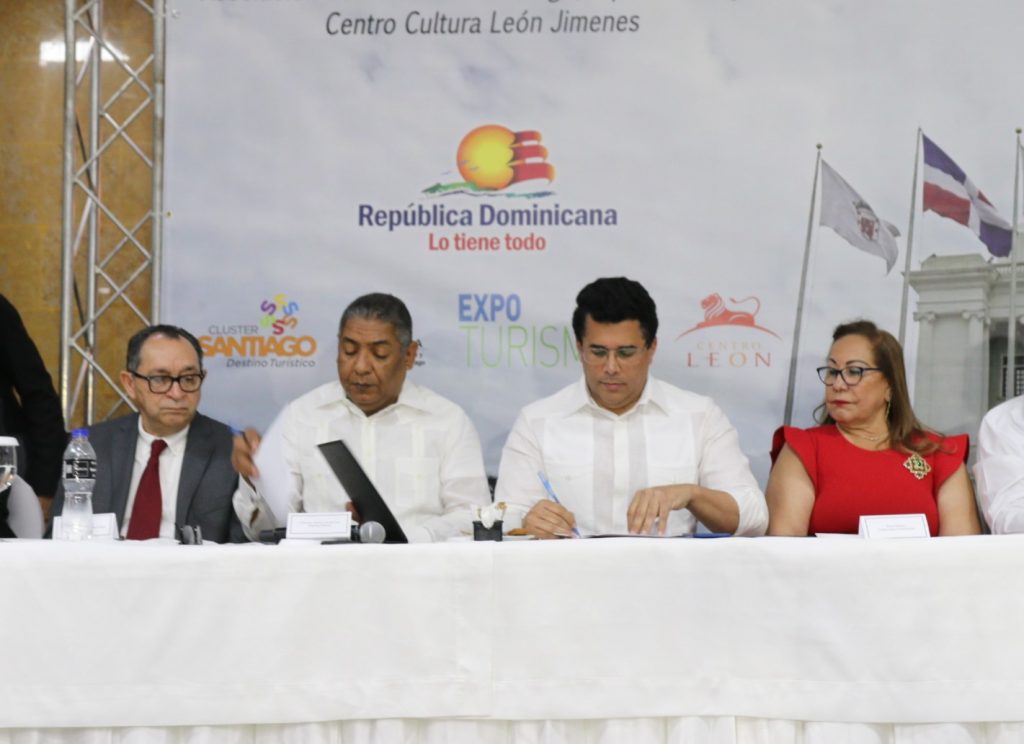 Ministro de Turismo firma acuerdo con Cluster Santiago Destino Turistico