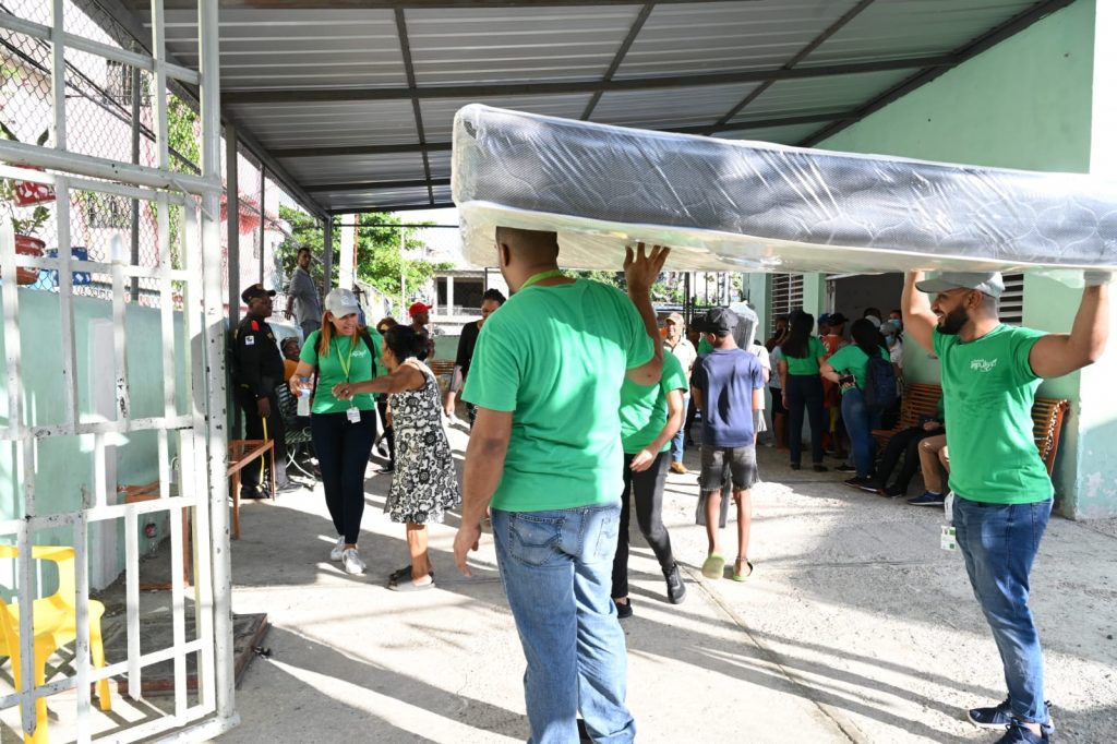 SeNaSa suministra colchones a familias damnificadas por inundaciones en el Distrito Nacional SeNaSa suministra colchones a familias damnificadas por inundaciones en el Distrito Nacional