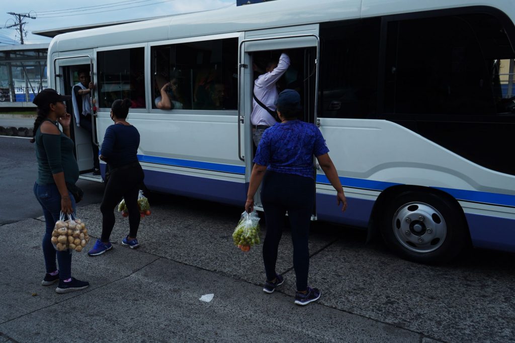 Vendedores ambulantes de la avenida de la Independencia ofrecen sus productos en el transporte publico.