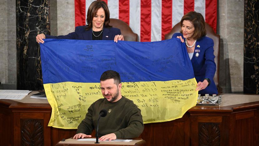 Zelenski se dirige al Capitolio tras entregar una bandera de Ucrania firmada por soldados