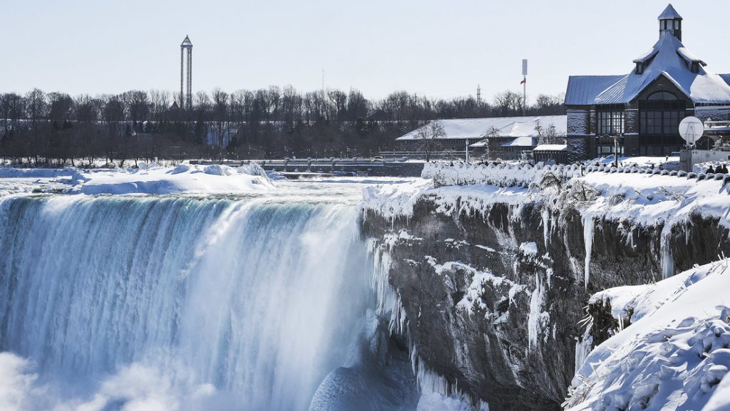 cataratas del Niagara medio congeladas luego de la tormenta invernal
