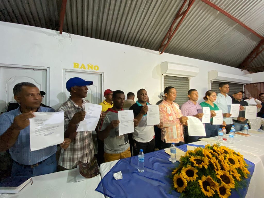 dirigentes del PLD en Hato del Yaque renuncian junto a Director Distrital