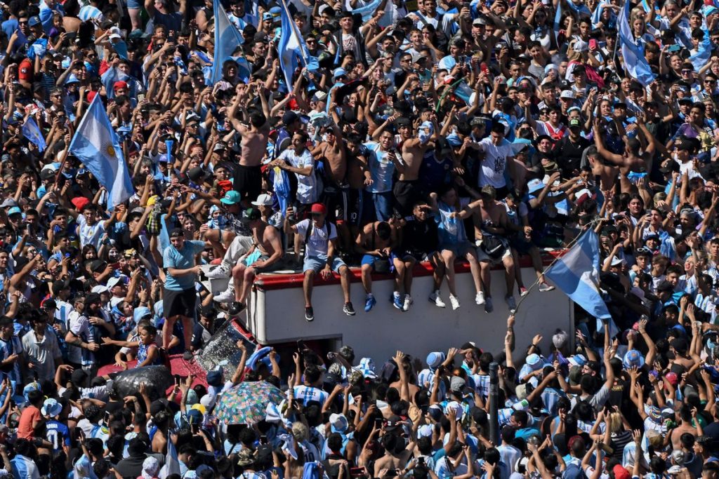 multitud de aficionados celebra la Copa con su seleccion en Buenos Aires