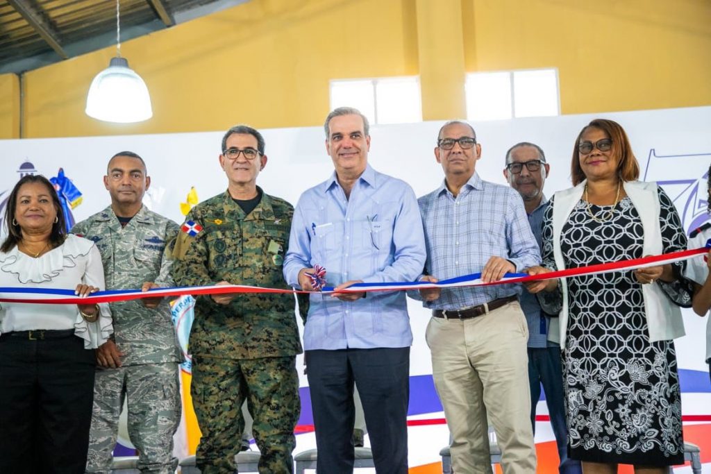 Abinader inaugura obras en provincia Santo Domingo