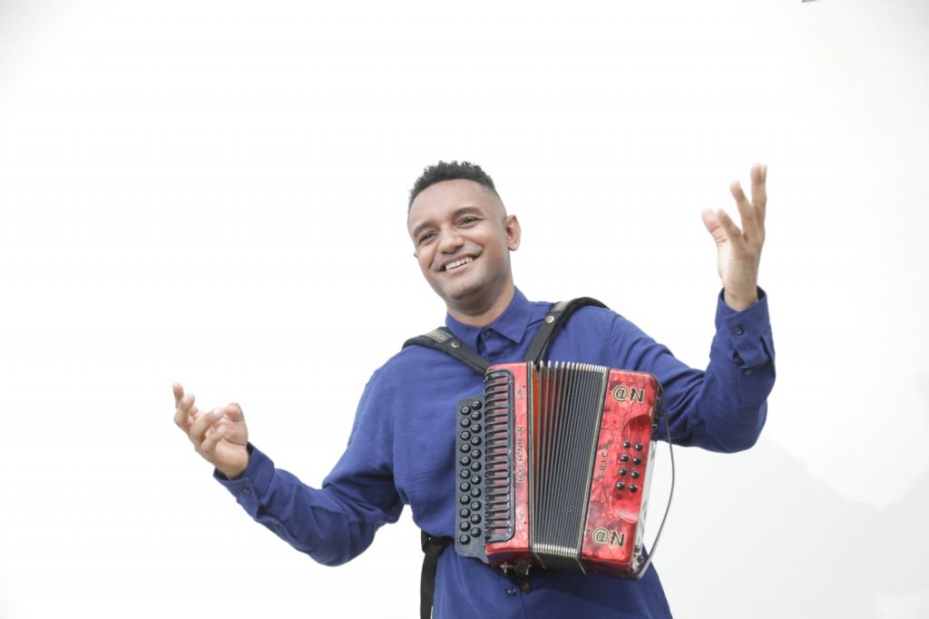 Adid Nunez coloca al acordeonista nueva vez en los escenarios tipicos