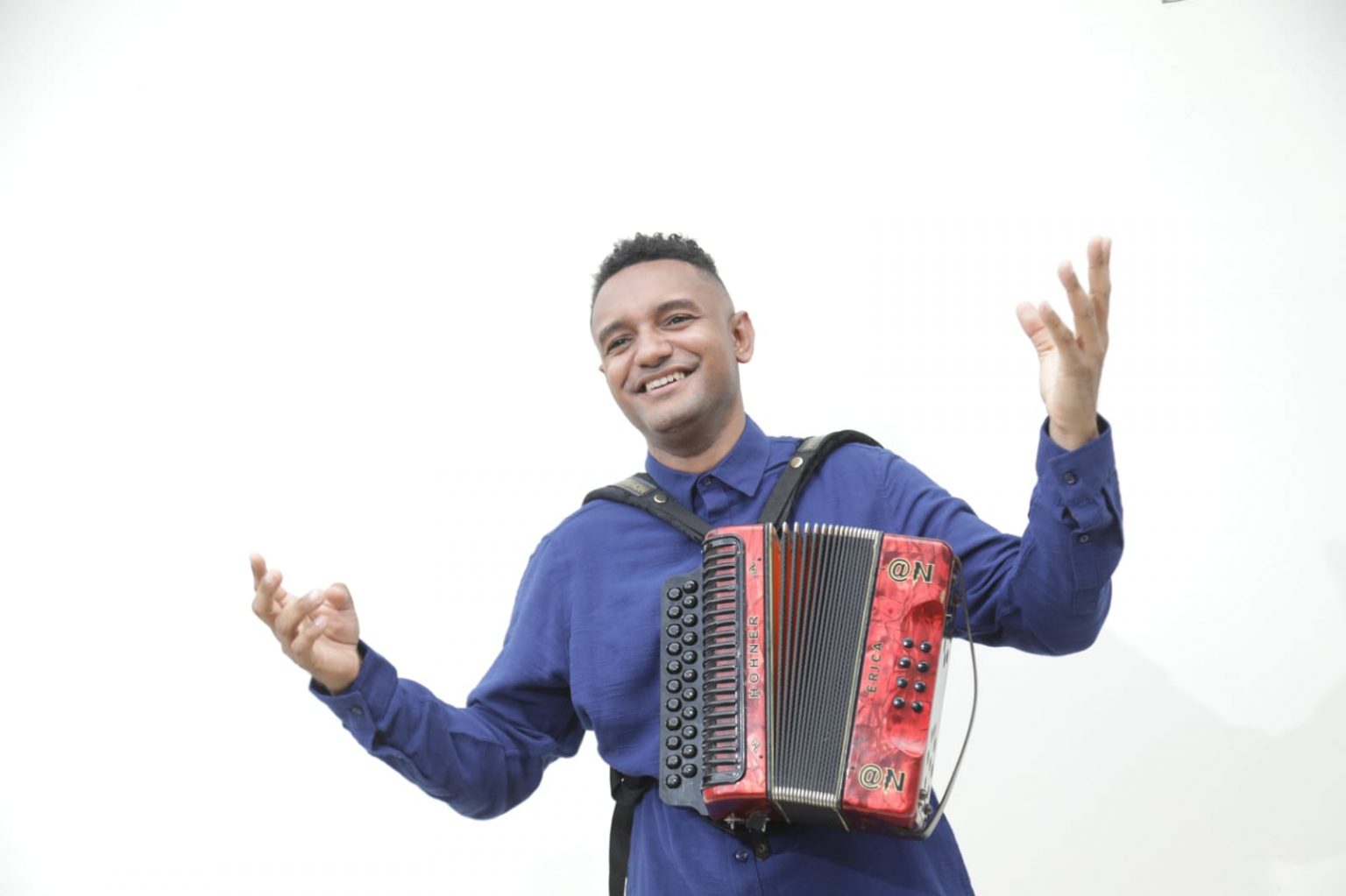 Adid Nunez coloca al acordeonista nueva vez en los escenarios tipicos