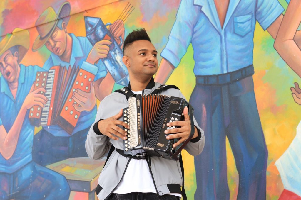 Adid Nunez reinventa su imagen y promueve El cotorreo