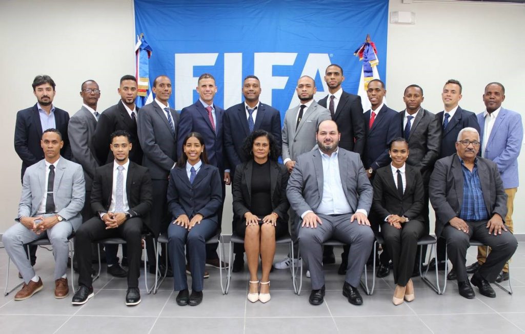 Arbitros dominicanos recibieron su gafete internacional FIFA