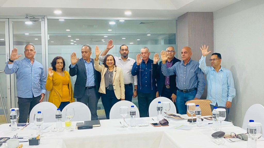 Asociacion de Hoteles de Santiago juramenta directiva 2023 2025