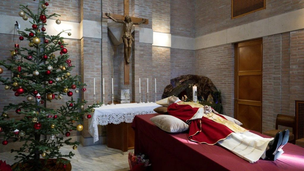 Benedicto XVI en la capilla ardiente del Vaticano