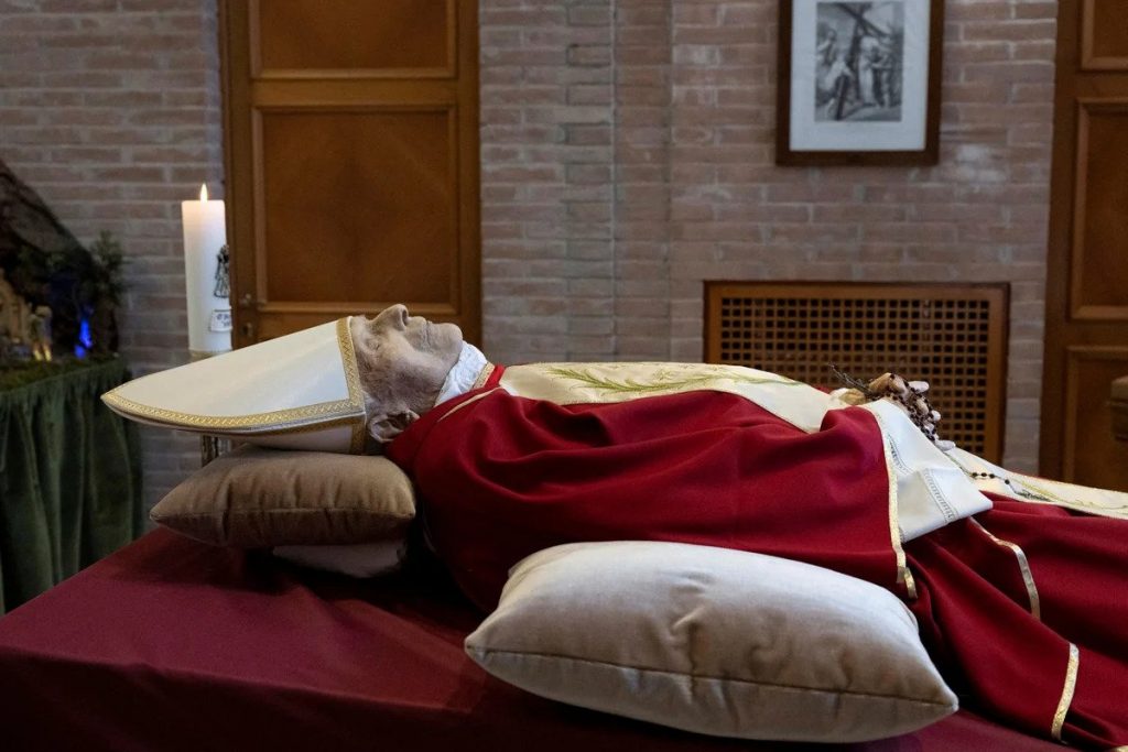 Benedicto XVI en la capilla ardiente del Vaticano1