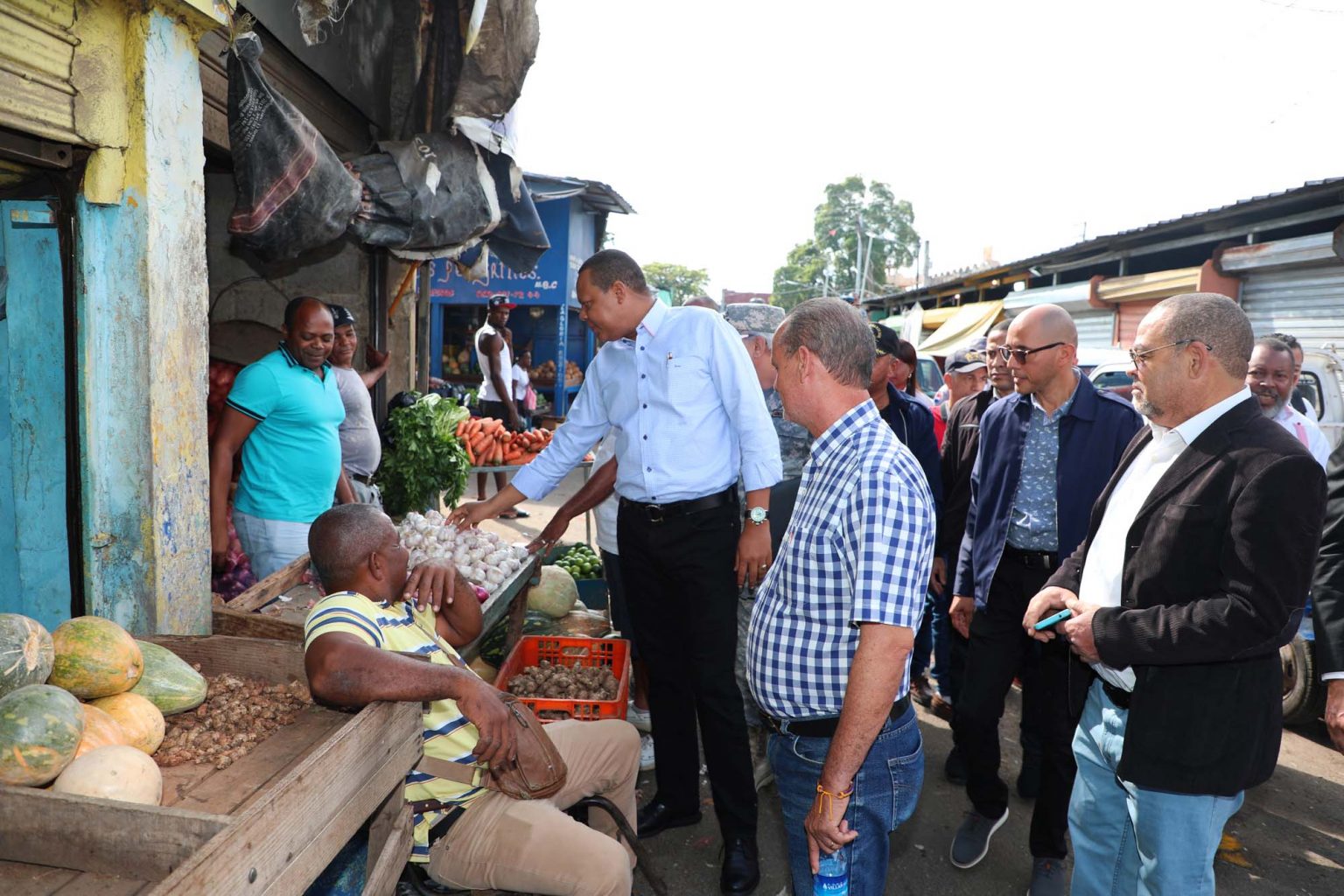 Eddy Alcantara durante recorrido realizado este miercoles por los negocios del Mercado Nuevo de la Avenida Duarte.