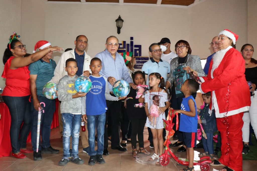 Grupo de los 100 celebra Dia de Reyes con entrega de juguetes
