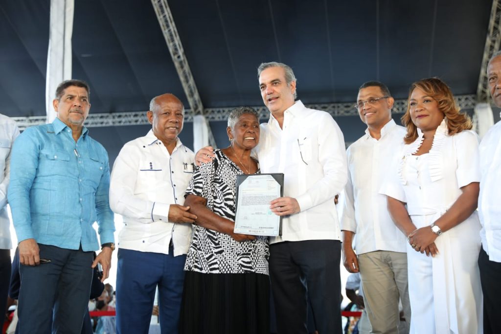 IAD acompana al presidente en acto entrega de 2298 titulos en Consuelo