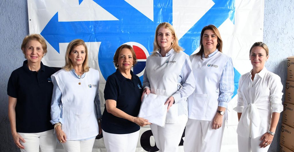 Jacqueline Pou Soraya Gonzalez Angelica Benitez de Ginebra Ana Maria Marranzini Maggie Garcia de Fernandez Caroline Bucher entregando don