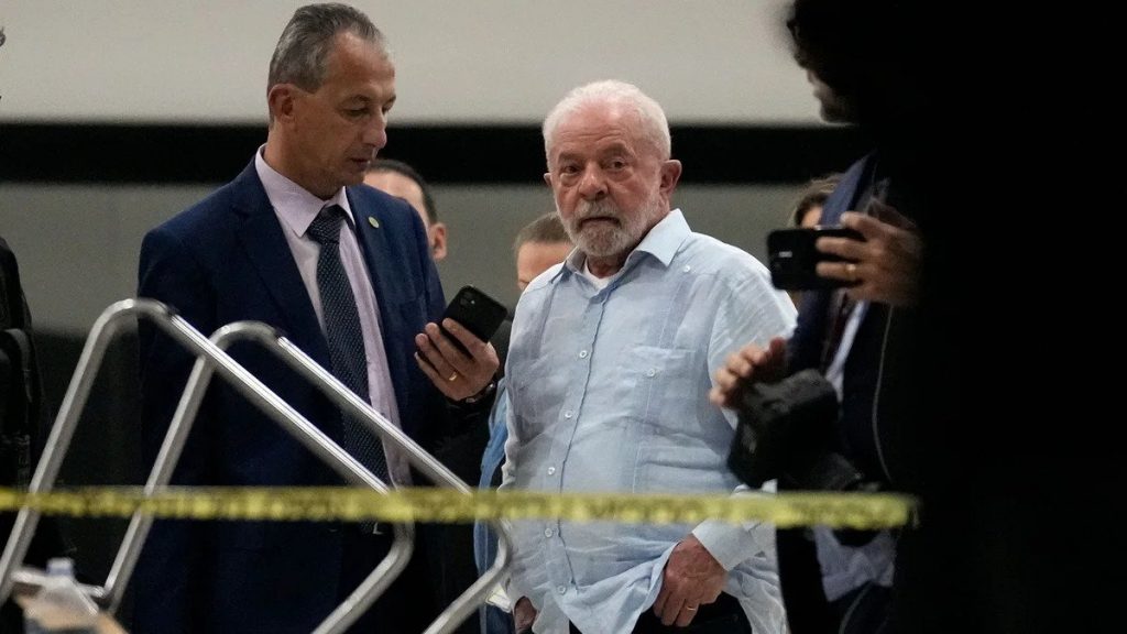 Lula da Silva visita el Palacio del Planalto despues del violento asalto