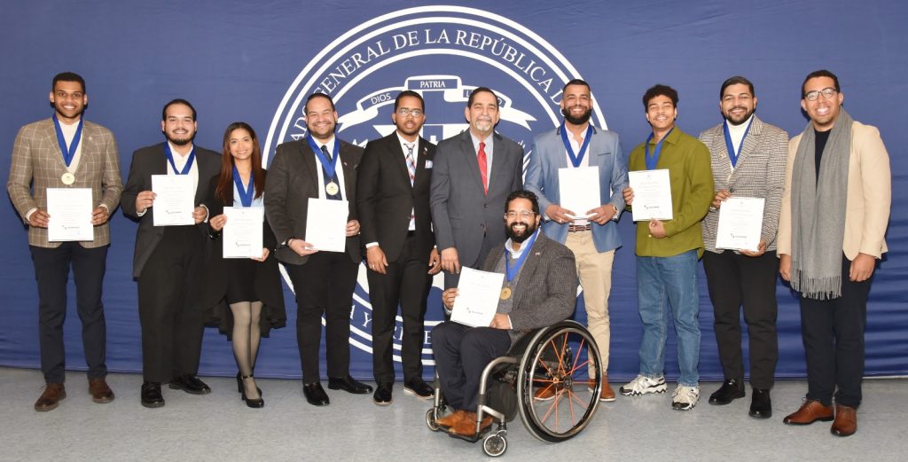 Ministerio de la Juventud y Consulado reconocen 14 jovenes dominicanos en Nueva York