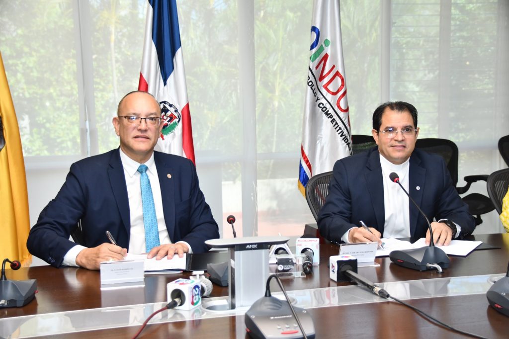 Proindustria y PUCMM firman acuerdo de colaboracion