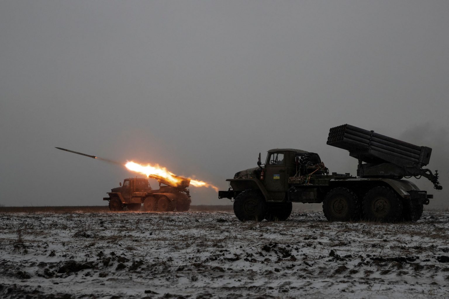 Soldados ucranios disparan hacia posiciones rusas en el frente cercano a Bajmut en la region de Donetsk este domingo.