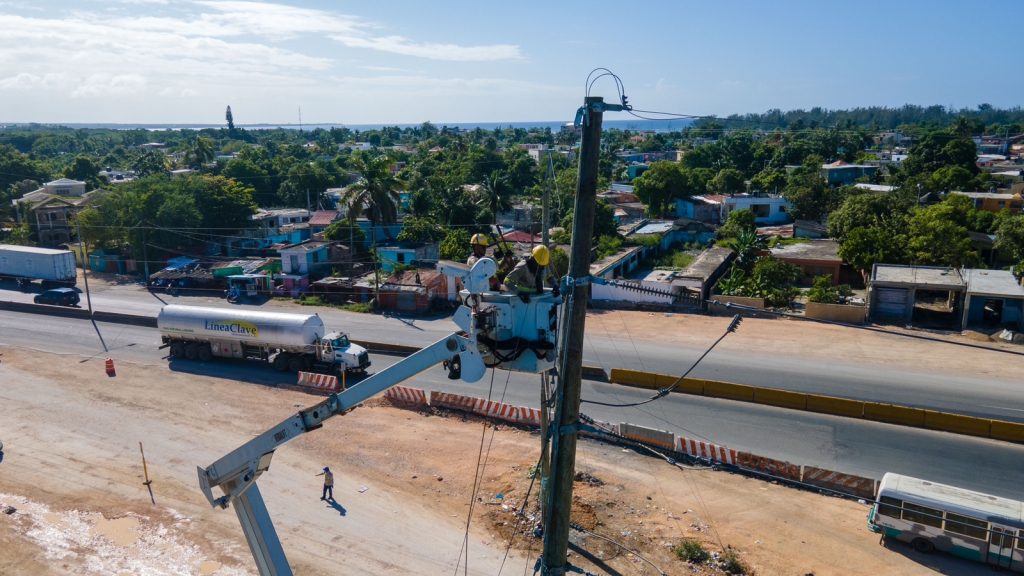 ETED realizará sustitución de estructuras en malas condiciones en San Juan, San Cristóbal y Santiago poste de luz
