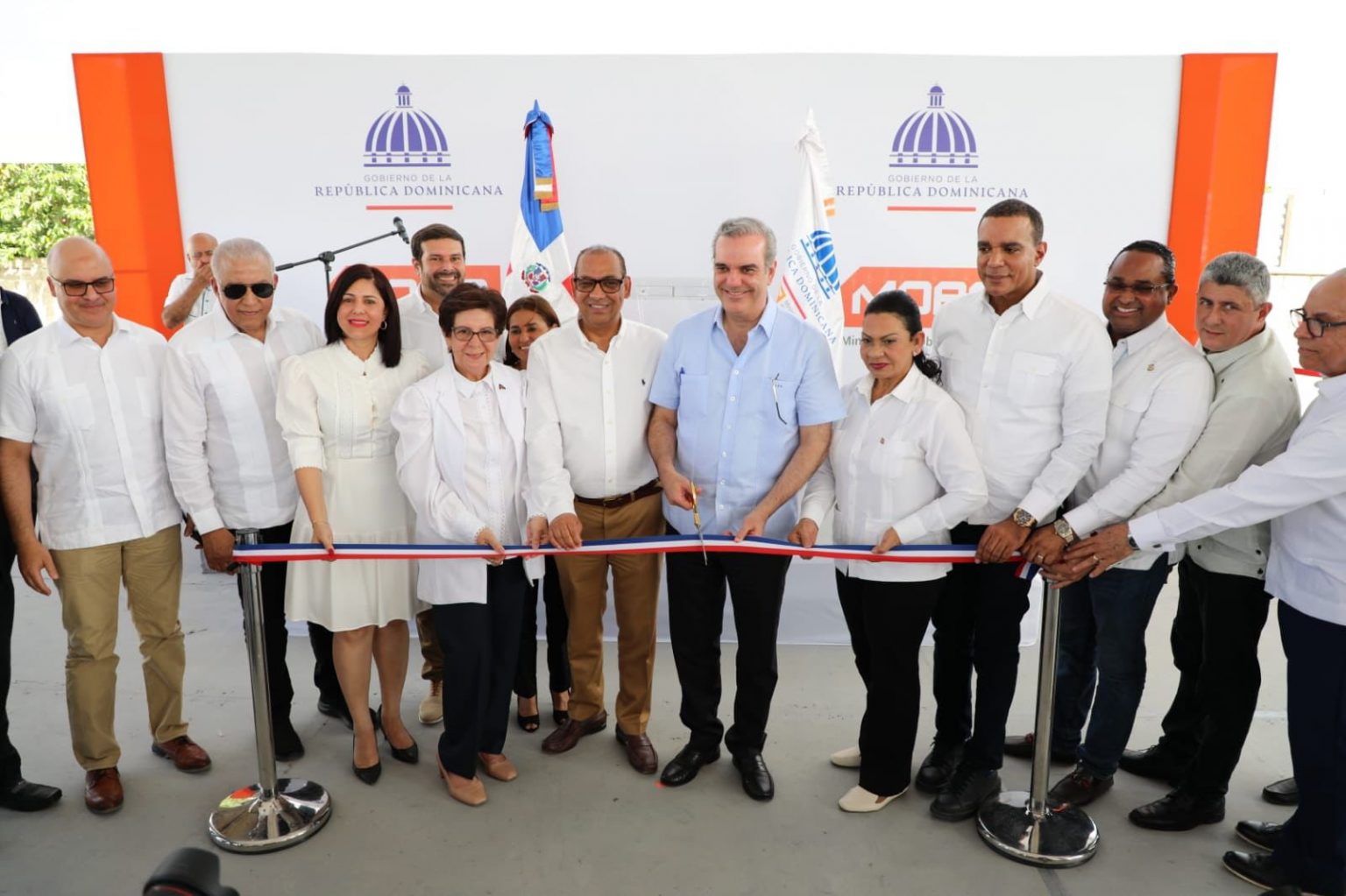 Abinader inaugura dos carreteras 120 apartamentos en Santiago y Moca por mas de 2 530 millones