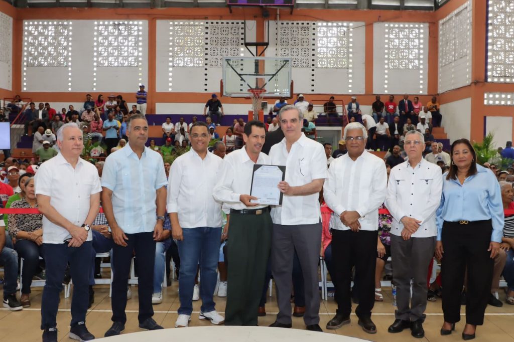 Abinader inaugura escuela y entrega 560 titulos de propiedad en SDE