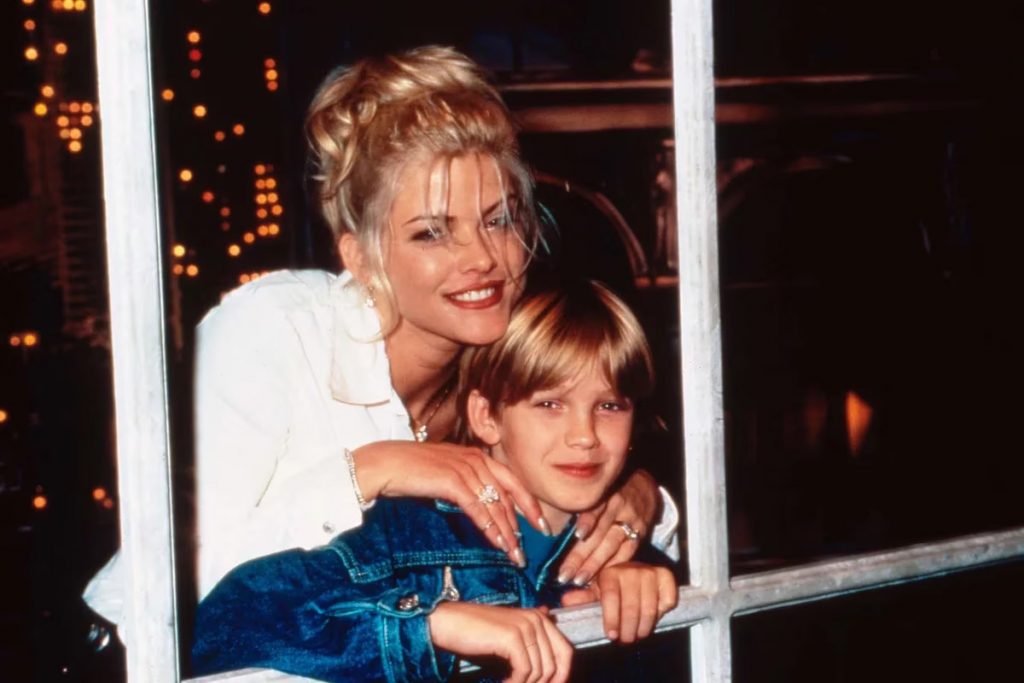 Anna Nicole Smith y el recuerdo de su esposo petrolero en un cuadro2