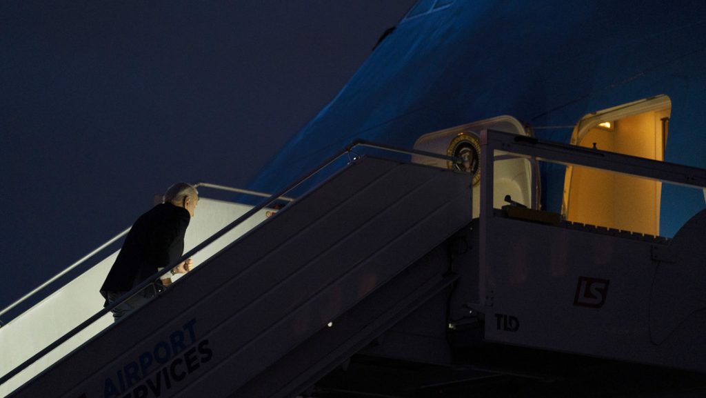 Biden se va de jocico subiendo el avion presidencial