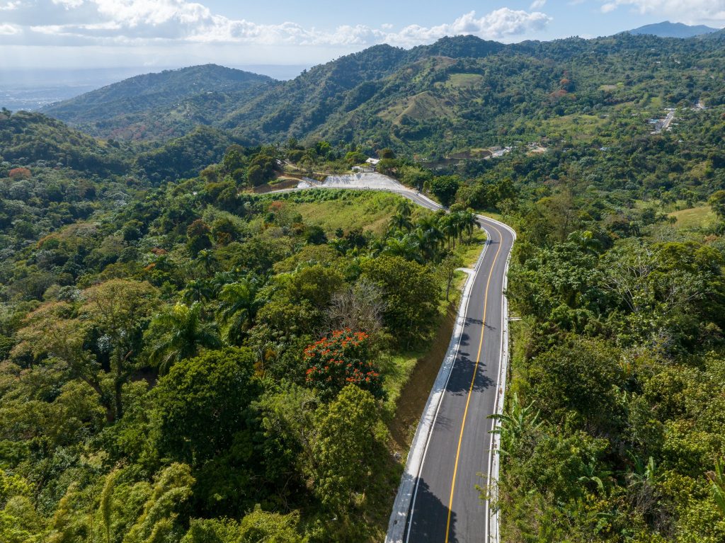 Presidente Abinader insta al padre Nino y comunitarios a seguir luchando por sus derechos Juan Veras Higo de Agua y Palo Alto carretera