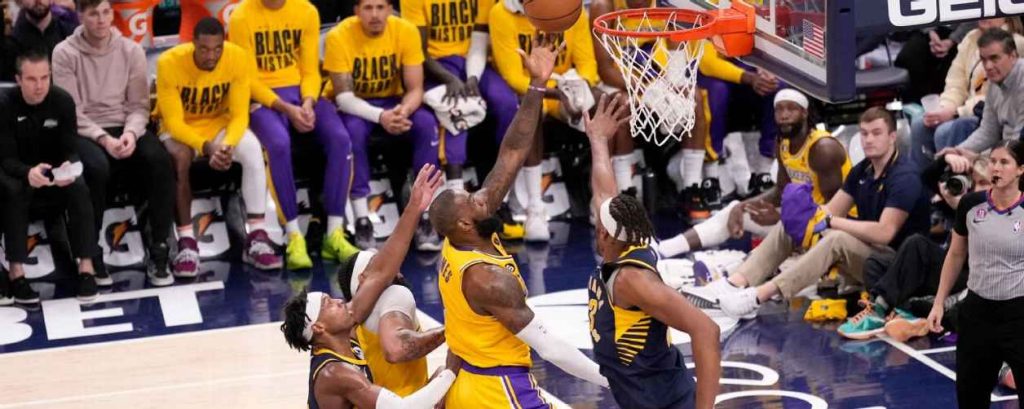 LeBron anota 26 se pone 63 puntos del record y Lakers gana