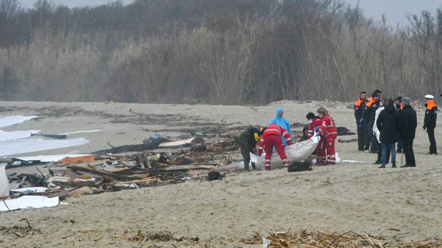 Mueren al menos 43 personas en el naufragio de un barco con migrantes en el sur de Italia