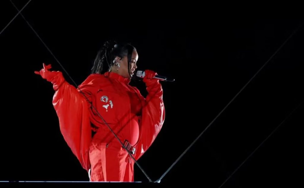 Rihanna anuncio su segundo embarazo al finalizar su presentacion en el Super Bowl