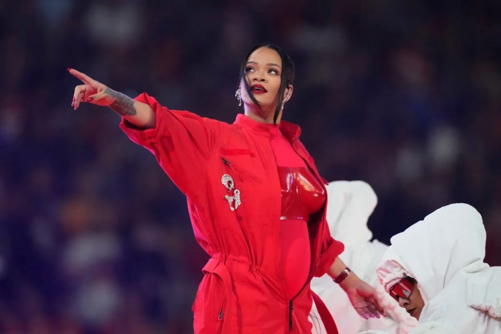 Rihanna anuncio su segundo embarazo al finalizar su presentacion en el Super Bowl1