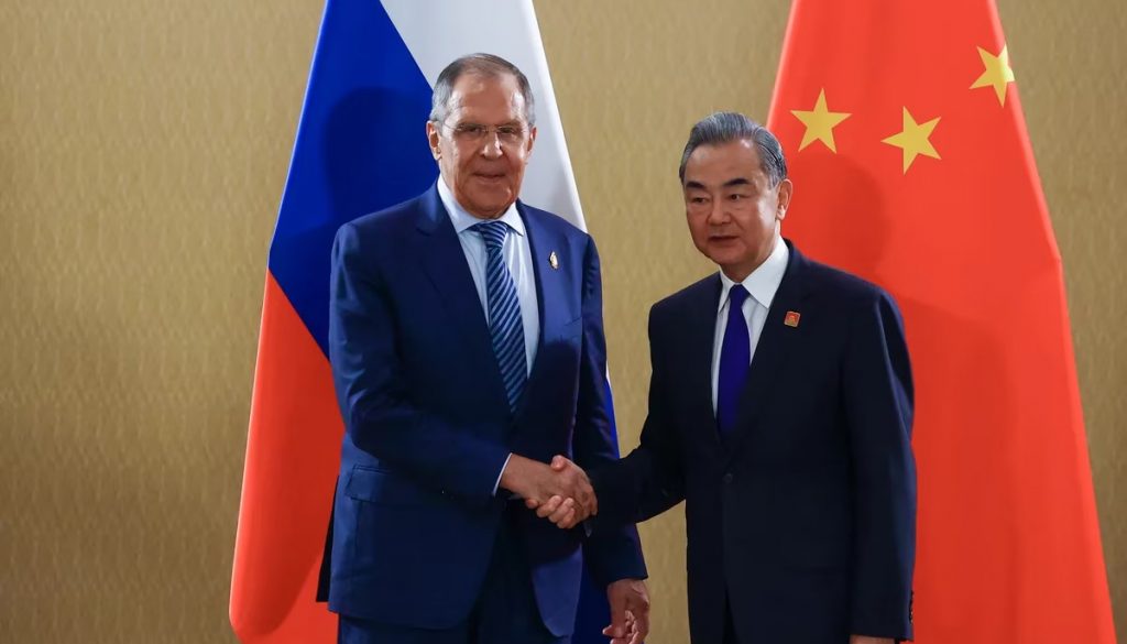 Sergei Lavrov y Wang Yi en la reunion del G20 en noviembre del ano pasado