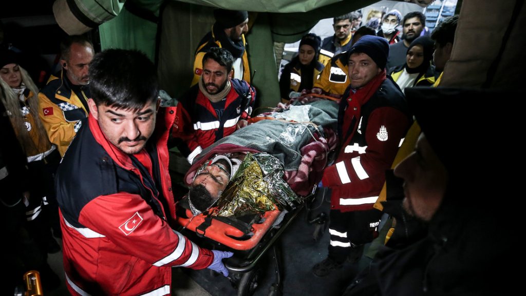 Turquia a un hombre que paso 278 horas bajo los escombros