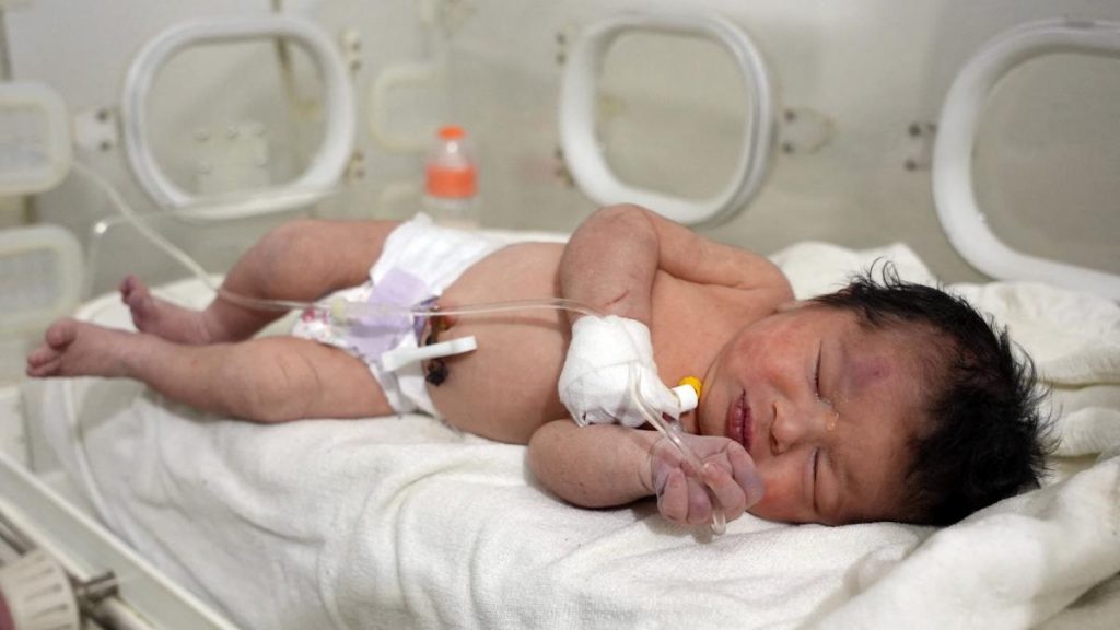 bebe recien nacida en Siria tenia el cordon umbilical unido a su madre fallecida