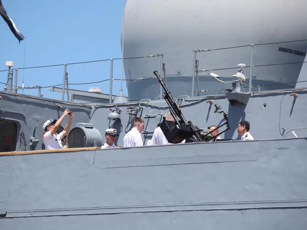 rusos y chinos a bordo de la fragata rusa Admiral Gorshkov