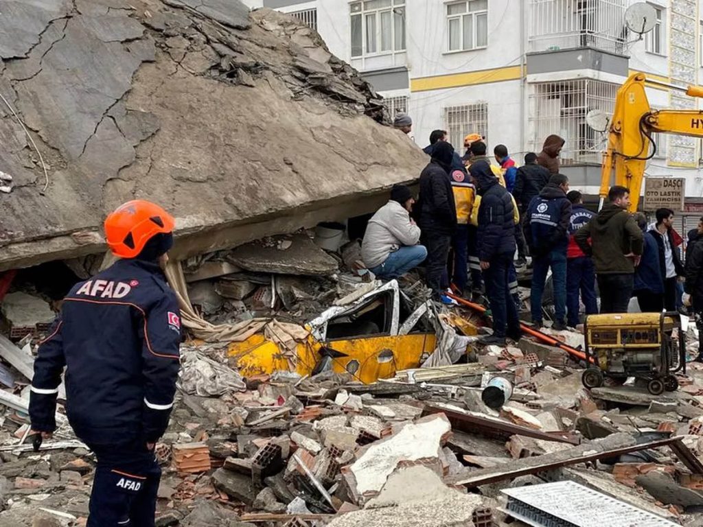 terremoto en Turquia el mas potente desde 1939 deja mas de 1000 muertos1