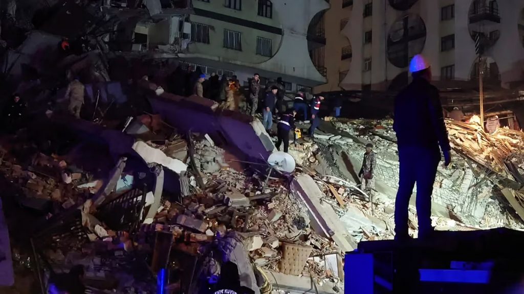 terremoto en Turquia el mas potente desde 1939 deja mas de 1000 muertos2